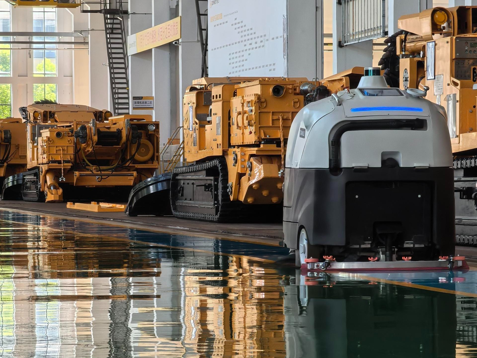 廣東黑燈工廠半夜無人打掃？坦力工業(yè)洗地機器人破解 “無人清潔” 困局